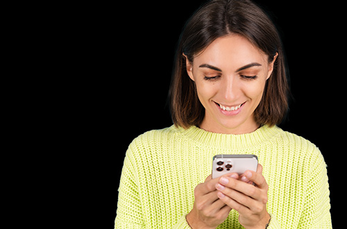 Cliente comprando con smartphone y financiamiento Cashea